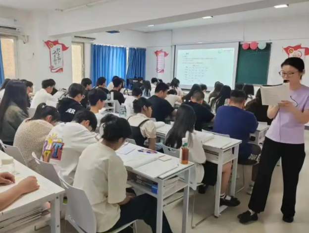为学生提供探索与调整的缓冲带既回应了家长对学生升学的期待