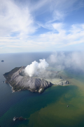 新西兰火山：一场事先警告的喷发，与灰烬笼罩