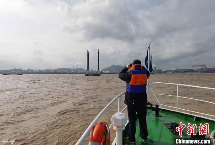 图为甬舟铁路金塘隧道海上钻探工程复工场景。镇海宣传部供图 国内首条海底高铁隧道“最复杂段”复工