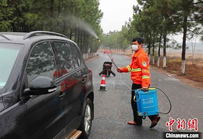 在江西省吉安市泰和县苑前镇,防疫人员正在对进村车辆进行消毒。(资料图) 邓和平 摄 江西累计治愈出院病例850例 87个县市区疫情风险低