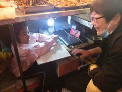 案板下学习的女孩：半年后仍在原处上网课，柜